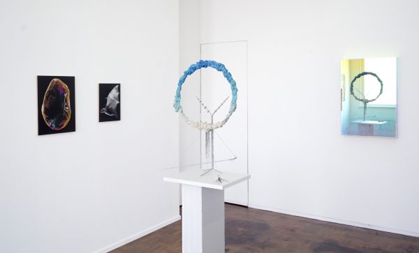 Jonathan van Doornum - Thoughts about giving and receiving - 40x60x185cm Epoxy klei, pigment, roestvri staal, batterijen, ring en ketting