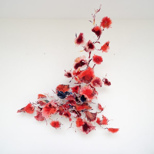 Heringa van Kalsbeek - Red Right Hand - 100x96x64cm Keramiek, hars en staal