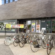 Dit historische overzicht vanaf de jaren ’20 toont hoe een grote bevolkingsgroep dat gebukt onder een slavernijverleden, structurele armoede, segregatie en racisme in de VS een eigen kunstgeschiedenis formuleerde. Dat [&hellip;]