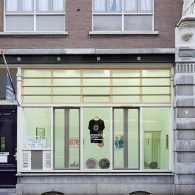 We weten inmiddels allemaal hoe het afgelopen voorjaar liep. Het is dus eigenlijk nog een geluk dat de laatste traditionele presentatie bij KunstpodiumT alsnog kon plaatsvinden. Andere presentaties moesten digitaal [&hellip;]