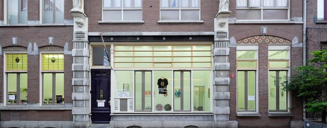 We weten inmiddels allemaal hoe het afgelopen voorjaar liep. Het is dus eigenlijk nog een geluk dat de laatste traditionele presentatie bij KunstpodiumT alsnog kon plaatsvinden. Andere presentaties moesten digitaal [&hellip;]