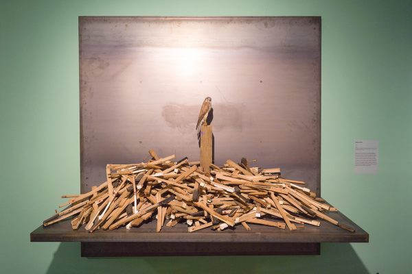 Radcliffe Baily - Nest - 203x203x76cm Pianotoesten, opgezette vogel en staal, 2012