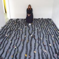 De titel van deze tentoonstelling is wat vertekenend. Het seizoen 2019-2020 kreeg de inmiddels overbekende omslag. Jonge kunstenaars die net zijn afgestudeerd moesten hun projecten aanpassen aan allerlei omstandigheden die [&hellip;]