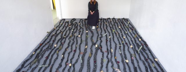 De titel van deze tentoonstelling is wat vertekenend. Het seizoen 2019-2020 kreeg de inmiddels overbekende omslag. Jonge kunstenaars die net zijn afgestudeerd moesten hun projecten aanpassen aan allerlei omstandigheden die [&hellip;]