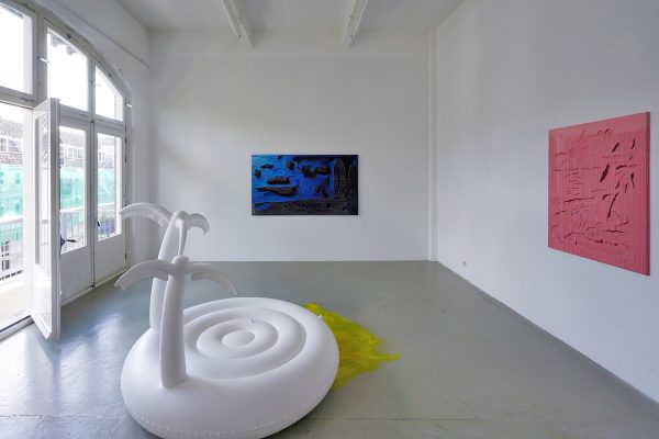 Henry Byrne - Island - 142x172x172cm Opblaasbaar object, acrylverf en lak