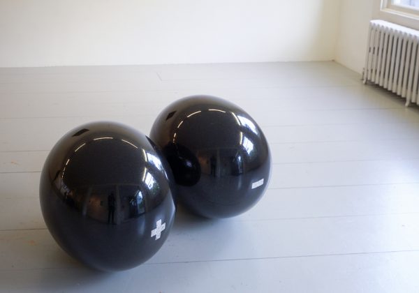 Jan van Munster - Battery for Two - 55x60x55cm, maal twee, Zwart en wit graniet, 1988