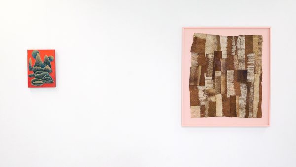 Alejandra Venegas - Paisaje #12 - 37x27cm Gesneden wilgenhout en gouache en encaustiek & Paul Beumer - A Tree, Antiaris, the sap of which is very poisonous - 98x88cm Gebleekt en genaaide boombast in lijst