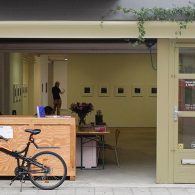 Alejandra Venegas (1986) en Paul Beumer (1982) maken beiden schilderijen van bomen. De eerste snijdt in panelen een voorstelling en gebruikt vervolgens gouache om deze kleur te geven. Het levert [&hellip;]