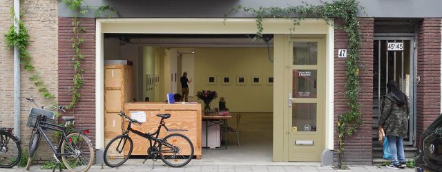 Alejandra Venegas (1986) en Paul Beumer (1982) maken beiden schilderijen van bomen. De eerste snijdt in panelen een voorstelling en gebruikt vervolgens gouache om deze kleur te geven. Het levert [&hellip;]