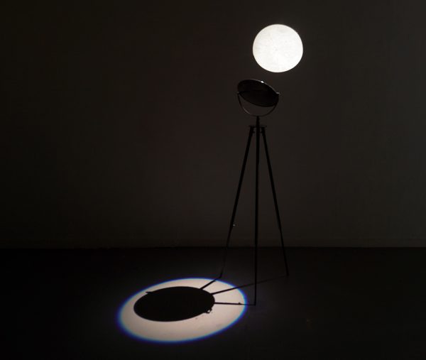 Marjolijn Dijkman - Mirror Worlds - Lichtinstallatie, metalen statief en magic mirror