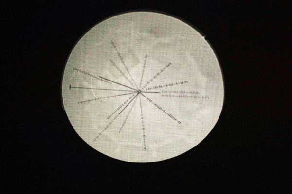 Marjolijn Dijkman - Mirror Worlds - Lichtinstallatie, metalen statief en magic mirror (detail)