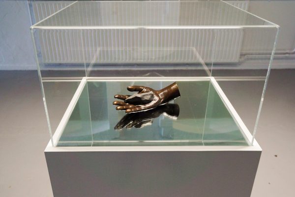 Marjolijn Dijkman - That What Makes Us Human - Bronzen sculptuur, titantium 3D print van meteoriet