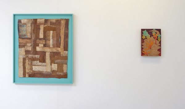 Paul Beumer - White shrew, moon rat, a title for the god king - 92x80cm Gebleekt en genaaid boombast in lijst & Alejandra Venegas - Tercorral - 35x25cm Gesneden cederhout en gouache en encaustiek