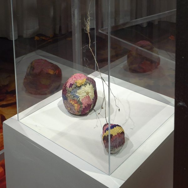 Charlotta Ostlund - Weight - 18x15x12cm, Blaadjes, stenen en plantonderdelen