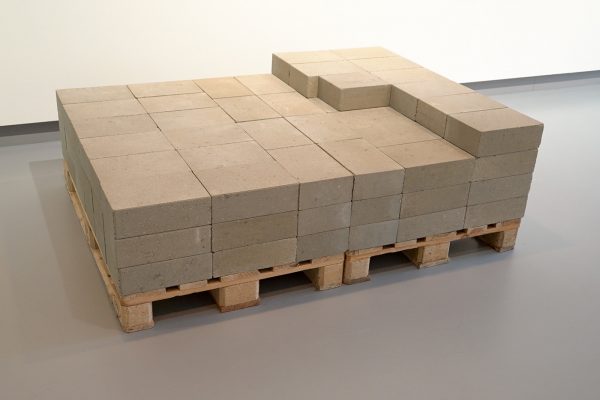 David Rickard - A Roomful of air - Betonblokken op houten pallet