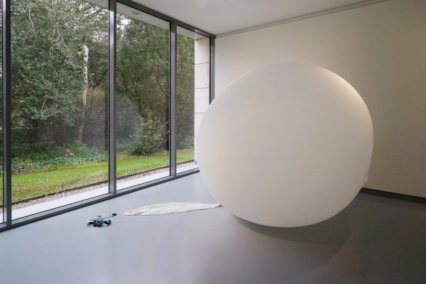 David Rickard - Somtimes Doing Nothing Leads to Something - Adem van d ekunstenaar van 24 uur in meteorologische ballon met zuurstofmasker en toebehoeren