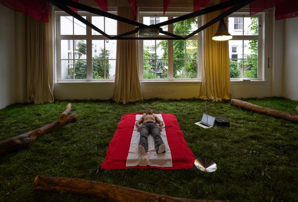 Driessens & Verstappen - Tickle Salon - Robotische installatie