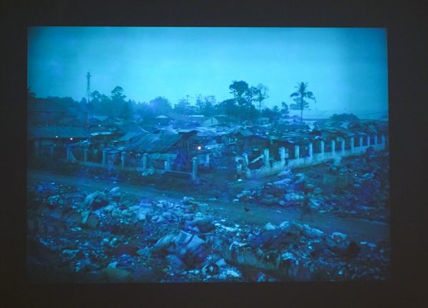 Jeroen de Rijke & Willem de Rooij - Bantar Gebang - 35mm Kleurenfilm en optisch geluid