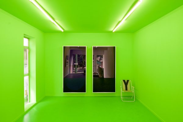 Joep van Liefland - Bluescreen 1 (Vizyon) & Bluescreen 2 (100 girls) - Hout, plexiglas, Sateliet schotels of VHS tapes