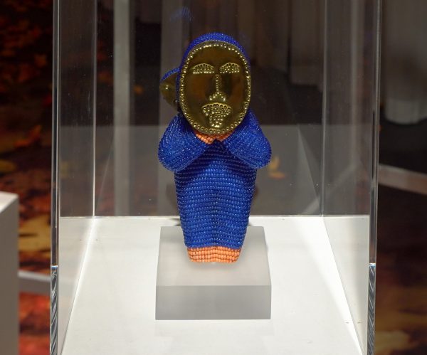 Jorge Manes Rubio - Mother with Child and the Imminent Possibility of an Endless Yourney - 20x8x8cm Glazen kralen, messing, klei en acrylverf