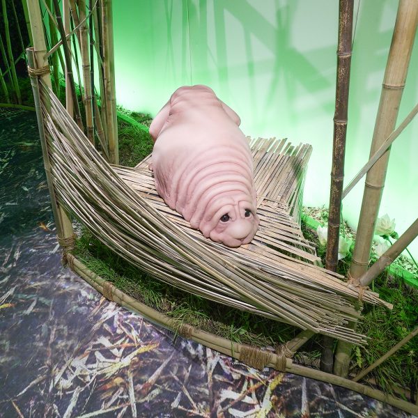 Magriet van Breevoort - Homo Refuges - 50x75x55cm Siliconen, hars, haren en glas