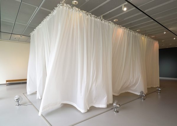 Marinus Boezem - Show IX, Curtain Room - Installatie, gordijnen, ventilator en stalen frame