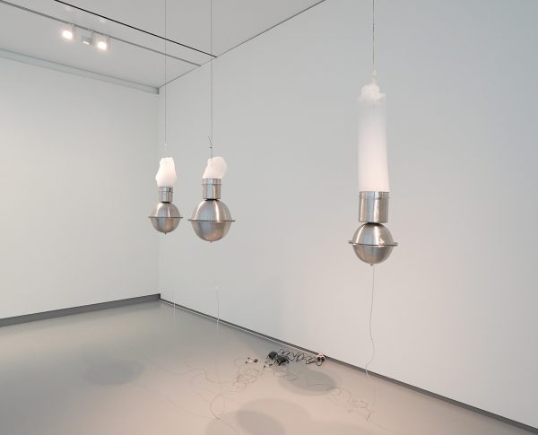 Roger Hiorns - Zonder Titel - Roestvrijstaal, compressor en badschuim