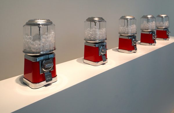Yoko Ono - Air Dispensers - Vijf automaten met plastic capsules met lucht