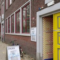 Vrijwel alle kunstenaars zijn oplichters. Alchemisten zijn er nooit in geslaagd om lood in goud te veranderen, maar kunstenaars doen dit dagelijks. Van de meest eenvoudige materialen weten ze iets [&hellip;]