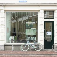 Er is een categorie schilders die binnen een enkel schilderij, duizenden andere schilderijen steken. Ze creëren momenten waarin de verf zichzelf overstijgt. Een klodder verf kan ineens een totale wereld [&hellip;]