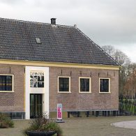 Bij het werk van Matthias Weischer (1972) denk ik vaak aan de IKEA. Niet omdat Weischer interieurs schilderd, maar vanwege de slogan die IKEA jarenlang hanteerde; Aandacht maakt alles mooier. [&hellip;]