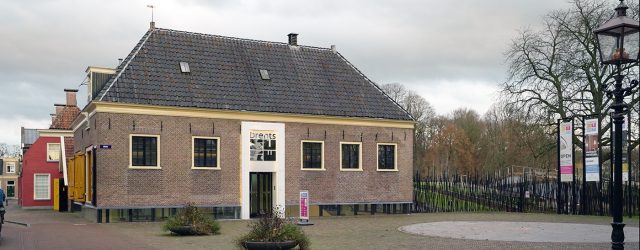 Bij het werk van Matthias Weischer (1972) denk ik vaak aan de IKEA. Niet omdat Weischer interieurs schilderd, maar vanwege de slogan die IKEA jarenlang hanteerde; Aandacht maakt alles mooier. [&hellip;]