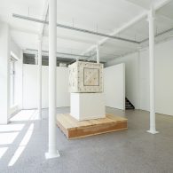 Recentelijk had ik een gesprek met een galeriehouder over het belang van de hedendaagse galerie in de traditionele vorm. De witte muren waarbinnen er kunst getoond wordt met een galeriehouder [&hellip;]