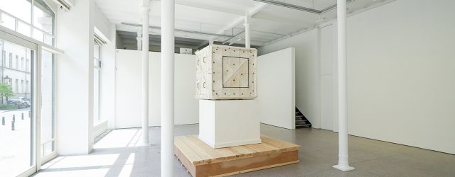 Recentelijk had ik een gesprek met een galeriehouder over het belang van de hedendaagse galerie in de traditionele vorm. De witte muren waarbinnen er kunst getoond wordt met een galeriehouder [&hellip;]