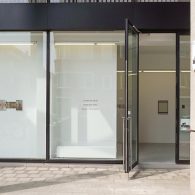 De afgelopen editie van ArtBrussels vond dus plaats in de vorm van een route door Brussels in plaats van de gebruikelijke beursruimte. Dat maakte onder andere dat presentaties die op [&hellip;]