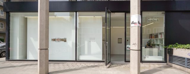 De afgelopen editie van ArtBrussels vond dus plaats in de vorm van een route door Brussels in plaats van de gebruikelijke beursruimte. Dat maakte onder andere dat presentaties die op [&hellip;]