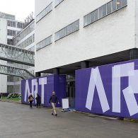 Wat was dat ook al weer, zo’n kunstbeurs waar veel mensen bij elkaar kwamen? Het blijkt een weerzien te zijn van vooral veel oude bekenden. Soms in persoon en veel [&hellip;]