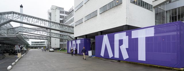 Wat was dat ook al weer, zo’n kunstbeurs waar veel mensen bij elkaar kwamen? Het blijkt een weerzien te zijn van vooral veel oude bekenden. Soms in persoon en veel [&hellip;]