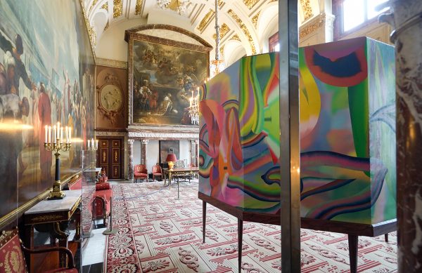 Hadassah Emmerich - The Inverted Table - Olieverf op doek, hout, metaal, glas en diverse items