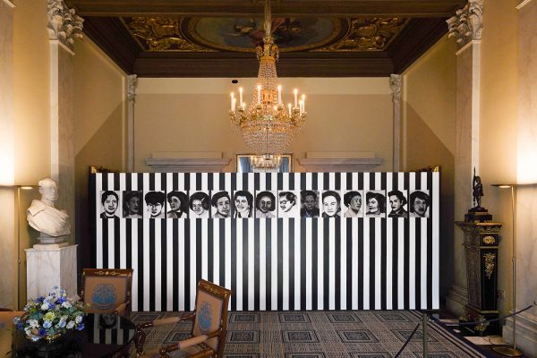 Iris Kensmil - Dutch Nurses - 16 tekeningen, inkt, pastel op papier, pigment, acrylverf op de muur