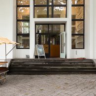 Je voelt het al als je arriveert bij de Van Eyck. Als allereerste, nog voor je een voet binnen hebt gezet bij de Open Studio’s, gapen de stukjes boterkoek je [&hellip;]