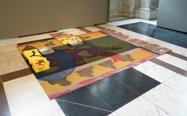 Mariska Koolen - Holiday - Textielverf op tapijttegels, zelfgemaakte handdoeken en washandjes, water met zeep in ovenschalen