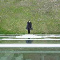 De Rietveld zal voor velen nog het aura hebben van vervlogen jaren toen hier steevast frisse kunstenaars vanaf kwamen. Zij bestormden de hemel en bouwden een reputatie op voor de [&hellip;]