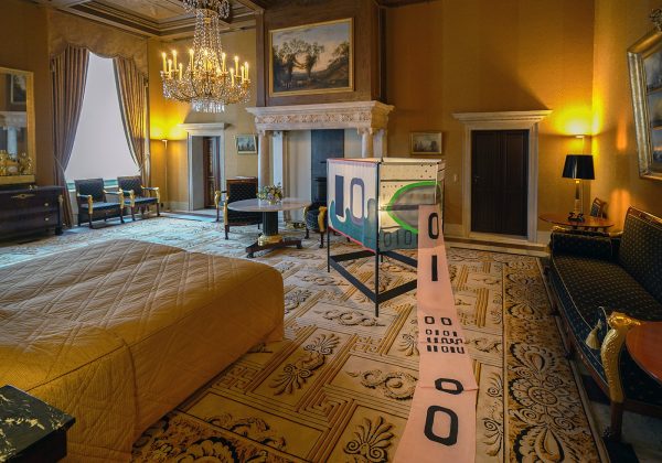 Sara Sejin Chang (Sara van der Heide) - The A-Symmetricalistic Data Server - Handbeschilderde zijde en metaal