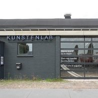 Orde en chaos zijn tegenpolen, maar ook verschillende zijden van dezelfde medaille. Iedere ordening kent immers zo zijn inconsistenties. Een kunstenaarspraktijk leunt op die kleine momenten van ultieme chaos. Voor [&hellip;]