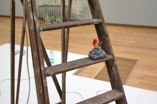 Arturo Kameya - Dinner is served - Houten ladder, glazen flessen, plastic slang, keramische kat, epoxy klei kat, houten kruk, tinnen pot, druppelpompen en vogelvormige bellen (detail)