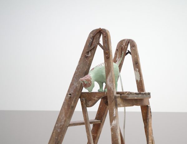 Arturo Kameya - Dinner is served - Houten ladder, glazen flessen, plastic slang, keramische kat, epoxy klei kat, houten kruk, tinnen pot, druppelpompen en vogelvormige bellen (detail)