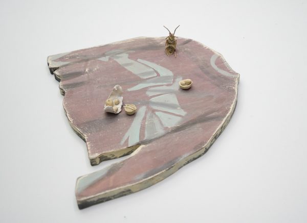 Arturo Kameya - Ghosts are another mouth to feed - Acrylverf en kleipoeder op hout, plastic kakkerlakken, gevonden objecten en keramiek