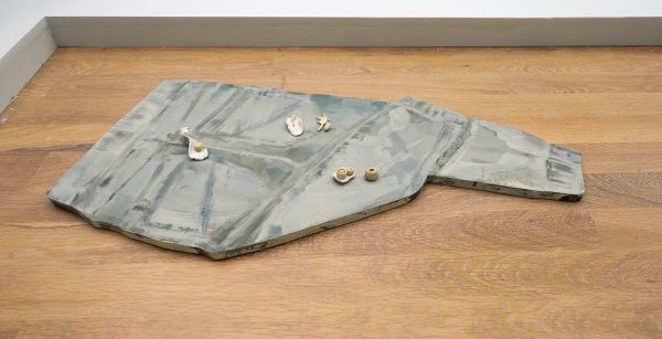 Arturo Kameya - Ghosts are another mouth to feed - Acrylverf en kleipoeder op hout, plastic kakkerlakken, gevonden objecten en keramiek