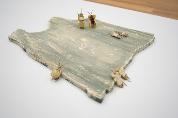 Arturo Kameya - Ghosts are another mouth to feed - Acrylverf en kleipoeder op hout, plastic kakkerlakken, gevonden objecten en keramiek